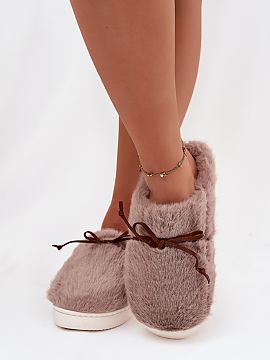 Slippers Step in style  Fur women\'s slippers are the perfect choice for those who appreciate warmth and comfort. A charming bow at the front adds a girlish charm t