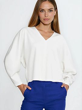 Blouse Nife  Stylish oversize blouse, made of soft material with a touch of viscose, ensuring comfort. The V-neck subtly elongates the neck, adding light