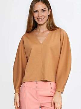 Blouse Nife  Stylish oversized blouse made of soft material with a touch of viscose, providing comfort. The V-neck subtly elongates the neck, adding ligh