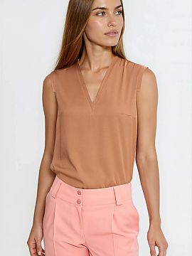 Blouse Nife  Light and elegant blouse with a regular cut, made of pleasant viscose material. The V-neck subtly emphasizes the neck, adding a feminine cha