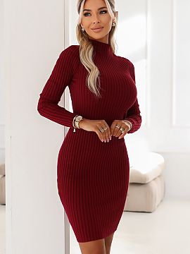 Daydress Numoco  Burgundy sweater dress with a turtleneck from the Numoco Basic brand is a model that combines elegance with comfort for colder days. Made of