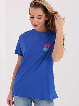 T-shirt Sublevel  Women\'s T-shirt made of breathable, high-quality cotton, perfect for everyday casual styling. The model with a standard length and short sl