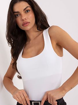 Top Sublevel  The basic casual style t-shirt is a universal element of the wardrobe, perfect for everyday wear and layering styling. Made of a flexible bl