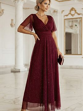 Long dress Numoco  Imagine the moment when you enter the room and the lights gently dance on your silhouette. This burgundy maxi dress is more than just a crea