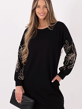 Daydress Rue Paris  This dress is the perfect combination of comfort and subtle elegance. It is distinguished by the dominant embroidery on the sleeves, which g