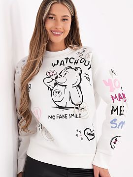 Sweatshirt Sublevel  This women\'s casual blouse is the perfect choice for everyday occasions, combining comfort with a fashionable look. The model stands out wi