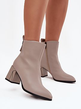 Heel boots Step in style  Women\'s ankle boots made of natural leather are an elegant and practical proposition for the autumn-winter season. The model is set on a st