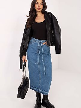 Skirt Sublevel  A denim midi skirt with a slit at the back is a stylish and comfortable option for everyday casual styling. Made of high-quality cotton, it 