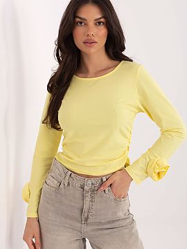 Bluzka Italy Moda  Stylish, casual longsleeve blouse that combines simplicity with subtle details emphasizing feminine character. Smooth material made of soft 