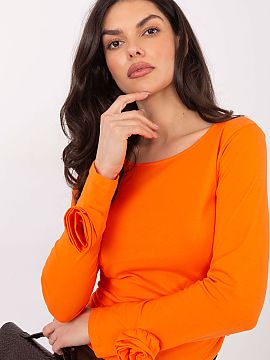 Bluzka Italy Moda  Stylish, casual longsleeve blouse that combines simplicity with subtle details emphasizing feminine character. Smooth material made of soft 
