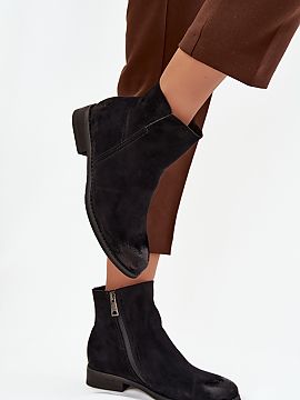 Botki Step in style  Women\'s ankle boots from the Vinceza brand made of eco suede are a comfortable proposition for everyday wear. The model set on a flat heel 