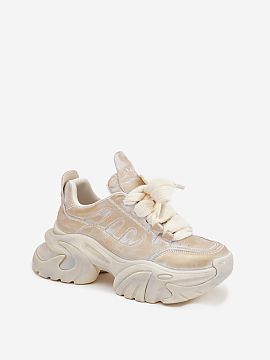 Sports footwear Step in style