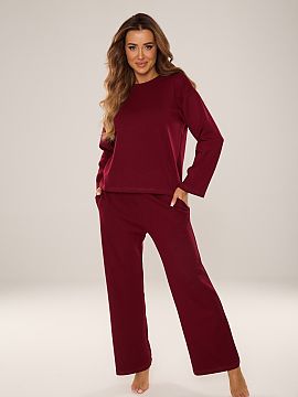 Complete De Lafense  The women\'s homewear set in a deep burgundy color is a harmonious combination of comfort and subtle elegance. Created with relaxation in mi