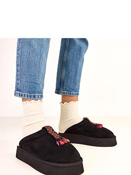 Slippers Solea  Black covered slippers with a colorful insert Sarah are the perfect choice for people who appreciate the combination of comfort, functionali