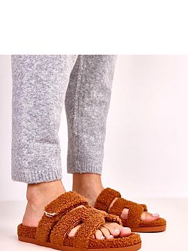 Slippers Solea  Discover the unique comfort provided by brown fur slippers with an open front by Greigan. It is the perfect choice for those who value comfo