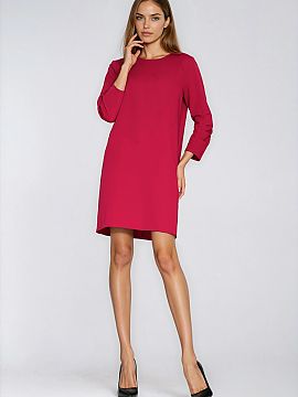 Daydress Nife  Dress with a loose relaxed fit and an A-line silhouette that subtly shapes the silhouette, providing comfort when worn. The model with a rou