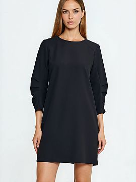 Daydress Nife  Dress with a loose relaxed fit and an A-line silhouette that subtly drapes on the silhouette, providing comfort when worn. The model with a 