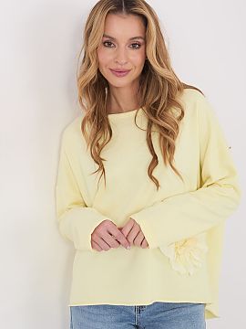 Bluzka Factory Price  Casual blouse with a daily character, combining comfort with a subtle, feminine accent. Made of a soft blend of cotton and polyester, it ens