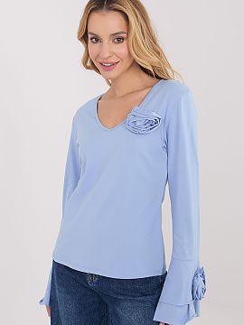 Bluzka Italy Moda  Elegant longsleeve blouse with a fitted cut, which effectively emphasizes the silhouette and combines classic with decorative details. Made 