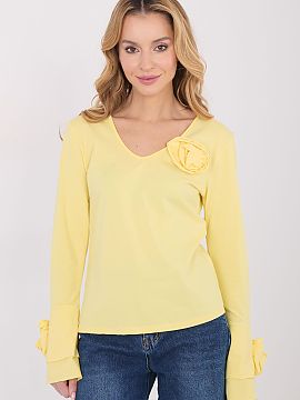 Bluzka Italy Moda  Elegant longsleeve blouse with a fitted cut, which effectively emphasizes the silhouette and combines classic with decorative details. Made 