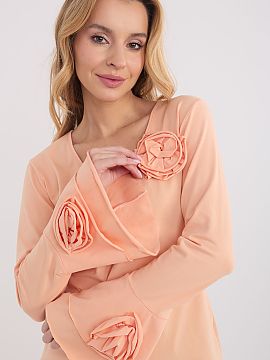 Bluzka Italy Moda  Elegant longsleeve blouse with a fitted cut, which effectively accentuates the silhouette and combines classic with decorative details. Made
