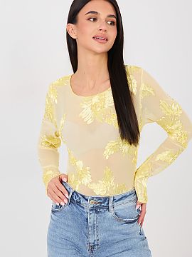 Bluzka Italy Moda  Elegant, fitted blouse made of delicate mesh, which subtly emphasizes the silhouette. The model stands out with an impressive pattern of emb