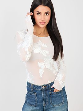 Bluzka Italy Moda  Elegant, fitted blouse made of delicate mesh that subtly accentuates the silhouette. The model stands out with an impressive pattern of embr