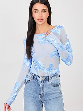 Bluzka Italy Moda  Elegant, fitted blouse made of delicate mesh, which subtly emphasizes the silhouette. The model stands out with an impressive pattern of emb