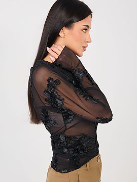 Bluzka Italy Moda  Elegant, fitted blouse made of delicate mesh that subtly emphasizes the silhouette. The model stands out with an impressive pattern of embro