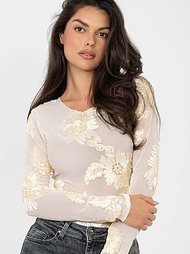 Bluzka Italy Moda  Elegant, fitted blouse made of delicate mesh, which subtly emphasizes the silhouette. The model stands out with an impressive pattern of emb