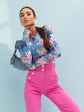 Bluzka LaBalancia  The elegant SHIRA blouse with long sleeves in a beautiful pattern of blue flowers is the perfect choice for women who value style and comfor