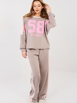 Set Rue Paris  Women\'s tracksuit set consisting of a hoodie and pants is a comfortable and stylish proposition for everyday casual stylizations. The model