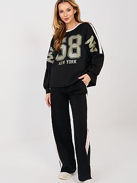 Set Rue Paris  Women\'s tracksuit set consisting of a hoodie and pants is a comfortable and stylish proposition for everyday casual stylizations. The model