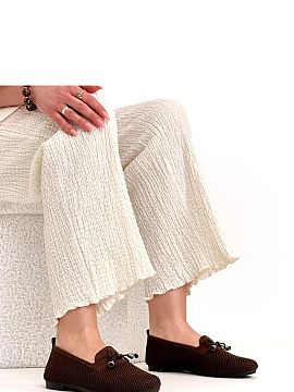 Mocassin Solea  Stylish moccasins with a fancy decorative bow on the front are a perfect combination of classic and feminine charm. The model is made of hig