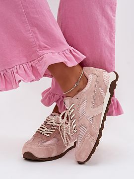 Sports footwear Step in style  Women\'s sneakers made of natural suede and mesh are a comfortable proposition for everyday stylizations. The combination of materials ensur