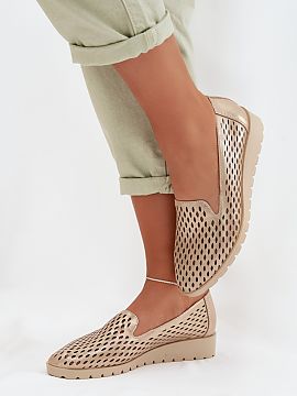 Half shoes Step in style  Women\'s shoes from the Jezzi brand are an ideal proposition for warmer days. The perforated upper not only attracts attention with a subtle