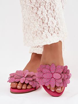 Slippers Step in style  Women\'s flat sole sandals are an ideal choice for warm days when comfort and lightness matter. The simple design makes the model perfect fo