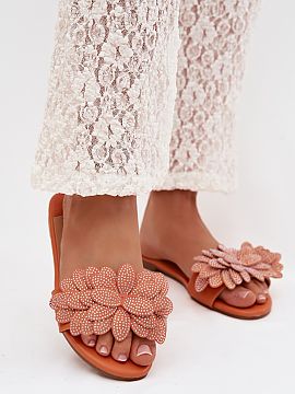 Slippers Step in style  Women\'s flat sandals are the perfect choice for warm days when comfort and lightness matter. The simple design makes the model perfect for 