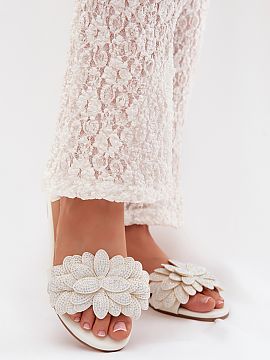 Slippers Step in style  Women\'s flat sandals are the perfect choice for warm days when comfort and lightness matter. The simple design makes the model perfect for 