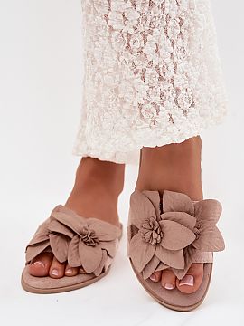 Slippers Step in style  Women\'s suede-like slippers are a light and comfortable option for warm days. The flat sole provides comfort while walking, making the mode