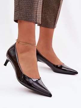Heeled pumps Step in style  Women\'s patent leather pumps are an elegant proposal with a timeless character. The shiny upper emphasizes their unique appearance, while t