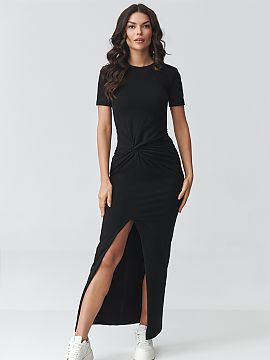 day dress Makadamia  An elegant dress with ruching is a proposal for women who appreciate a combination of classic and modern details. The fitted cut emphasizes 