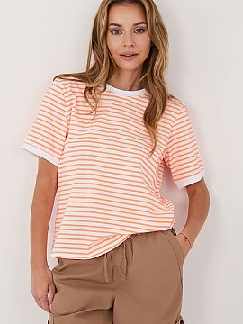 T-shirt Rue Paris  Women\'s striped t-shirt is a classic proposal in a casual style, perfect for everyday wear. The timeless pattern gives it a universal chara