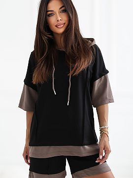 Set Rue Paris  A women\'s tracksuit set consisting of a sweatshirt and shorts is a comfortable proposal ideal for everyday wear and sports activities. Made