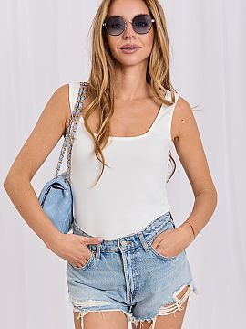 Top Rue Paris  Casual women\'s t-shirt of standard length, made of high-quality cotton and elastane blend. The smooth pattern makes the model versatile and