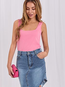 Top Rue Paris  Casual women\'s t-shirt of standard length, made of high-quality cotton and elastane blend. The smooth pattern makes the model universal and
