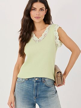Top Italy Moda  Stylish women\'s top in a casual version, which will work perfectly in everyday stylizations. The classic, smooth design combined with refin