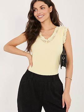 Top Italy Moda  Stylish women\'s top in a casual version, which will work perfectly in everyday stylizations. The classic, smooth design combined with refin