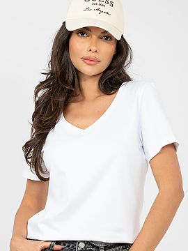 T-shirt Rue Paris  Women\'s casual t-shirt is a universal proposition for everyday wear, combining comfort with timeless style. The smooth, minimalist design m