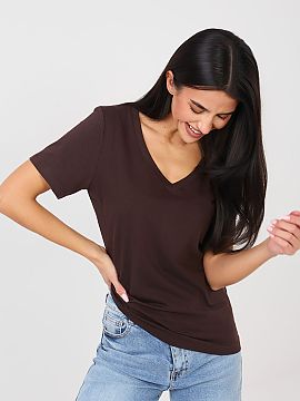 T-shirt Rue Paris  The women\'s casual t-shirt is a universal proposal for everyday wear, combining comfort with timeless style. The smooth, minimalist design 